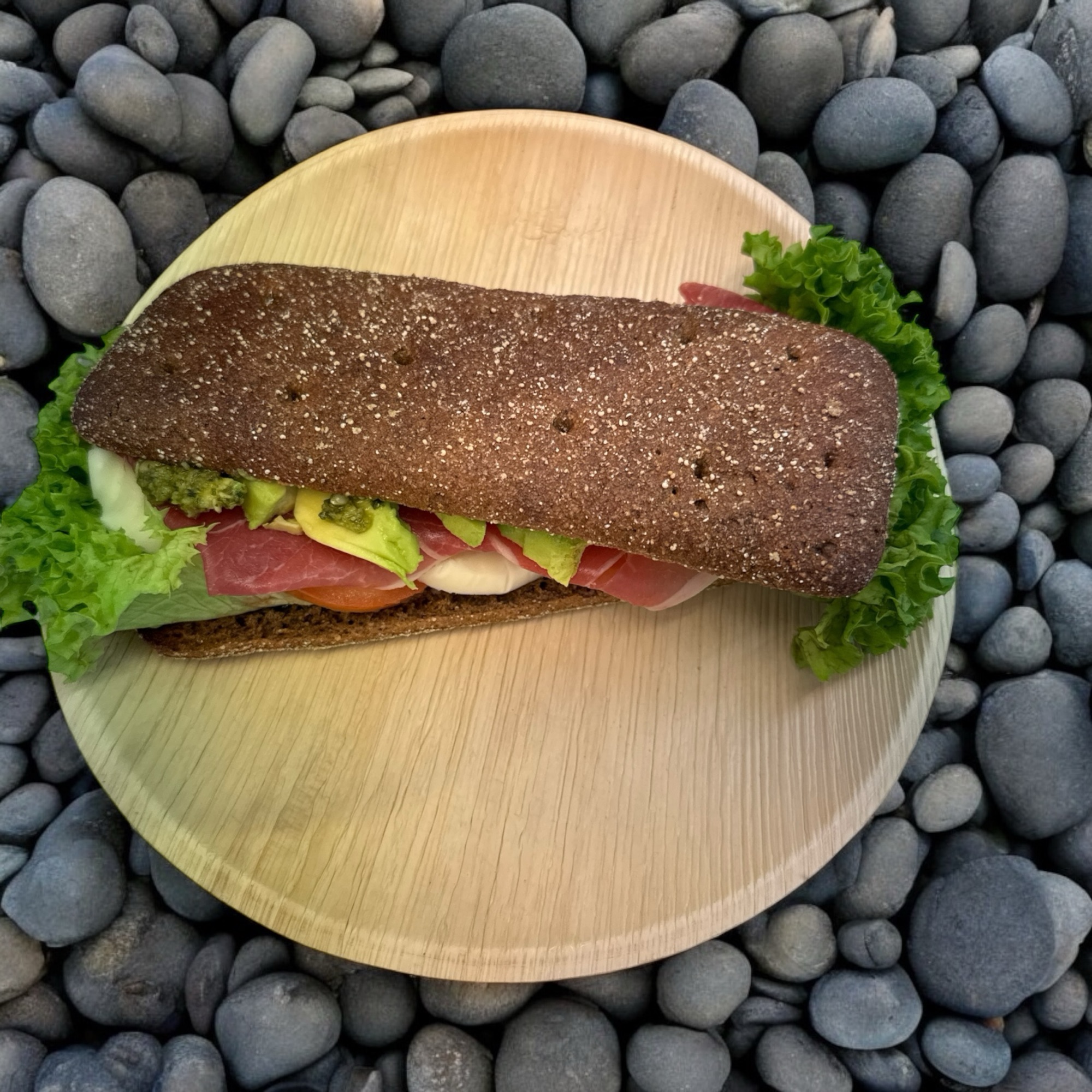 Serrano sandwich m.pesto,avokado,mozzarella og skinke